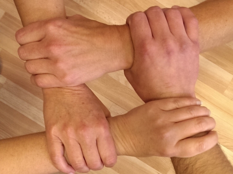 Hände bilden ein Viereck